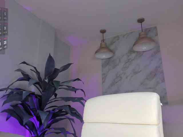 NiaHolland webcam