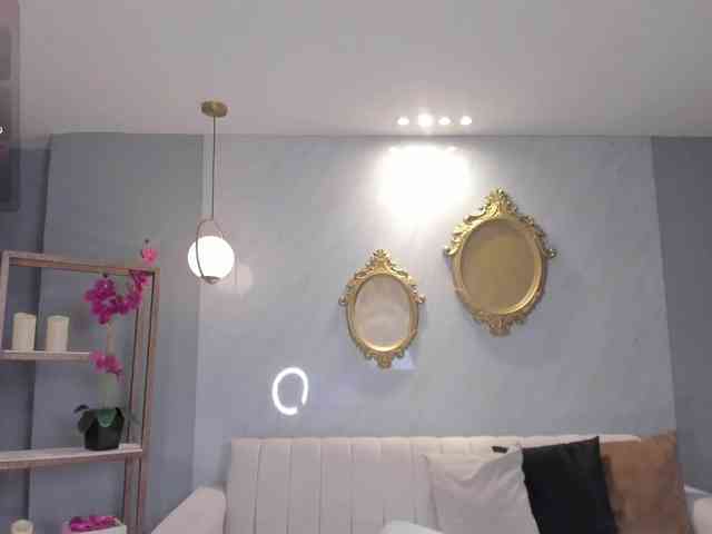 NiaHolland webcam