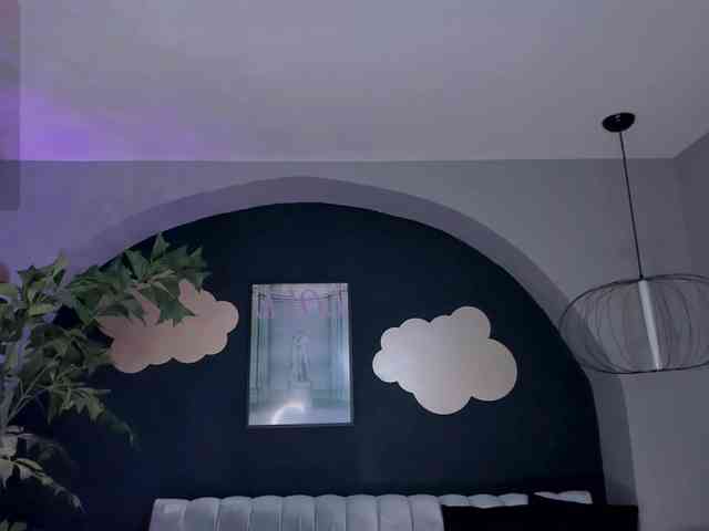 NiaHolland webcam