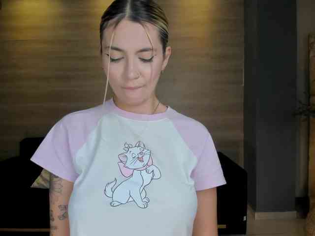 NiaHolland webcam