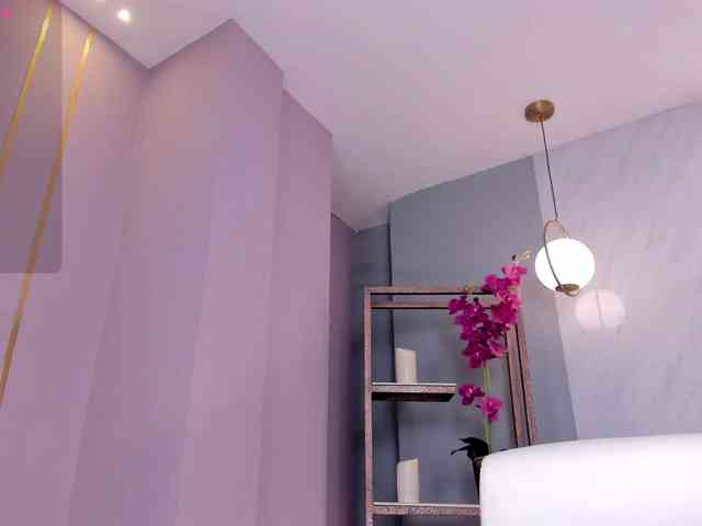 NiaHolland webcam