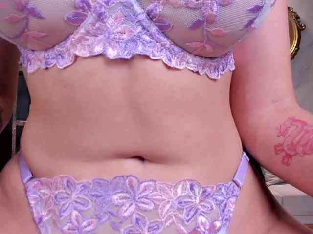 NiaHolland webcam