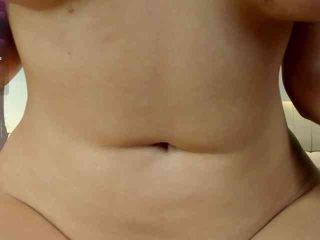 NiaHolland webcam