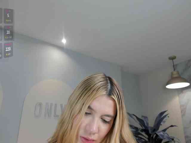 NiaHolland webcam