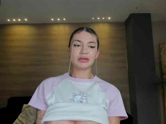 NiaHolland webcam