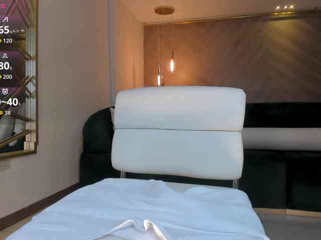 NiaHolland webcam