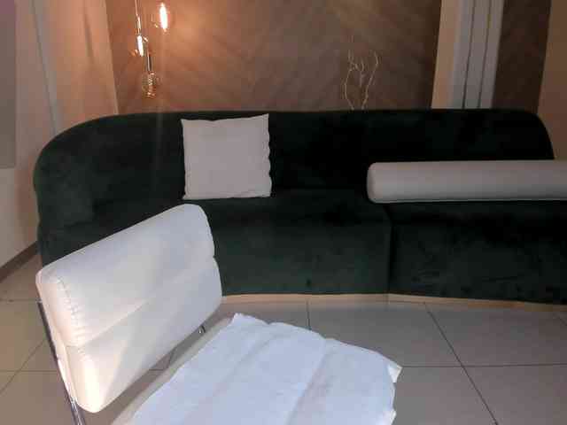 NiaHolland webcam