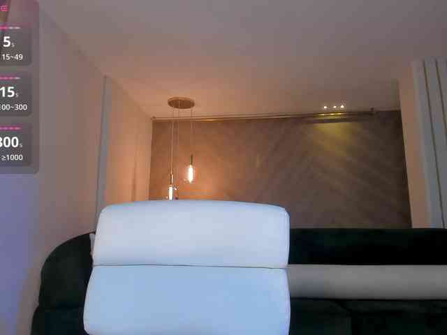 NiaHolland webcam