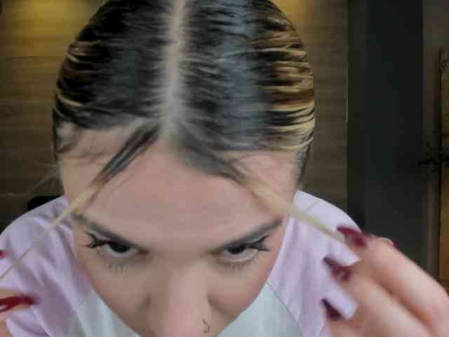 NiaHolland webcam