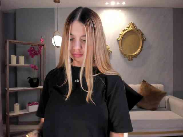NiaHolland webcam