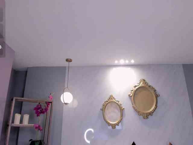 NiaHolland webcam