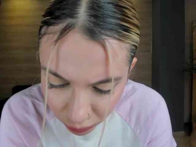 NiaHolland webcam