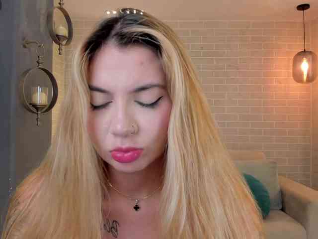 NiaHolland webcam