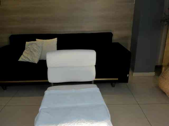 NiaHolland webcam