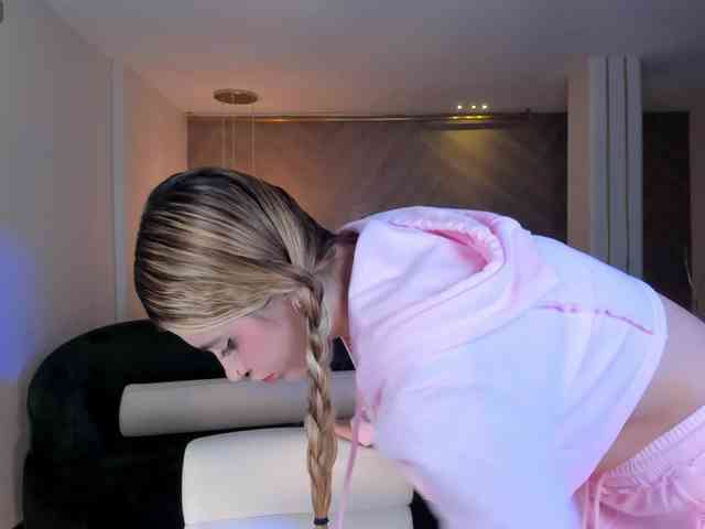 NiaHolland