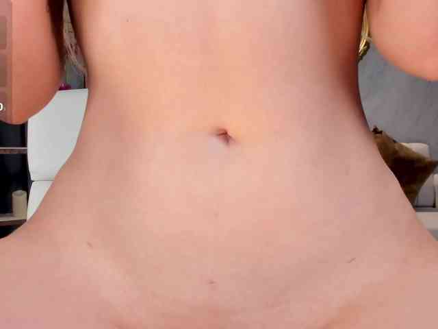 NiaHolland webcam