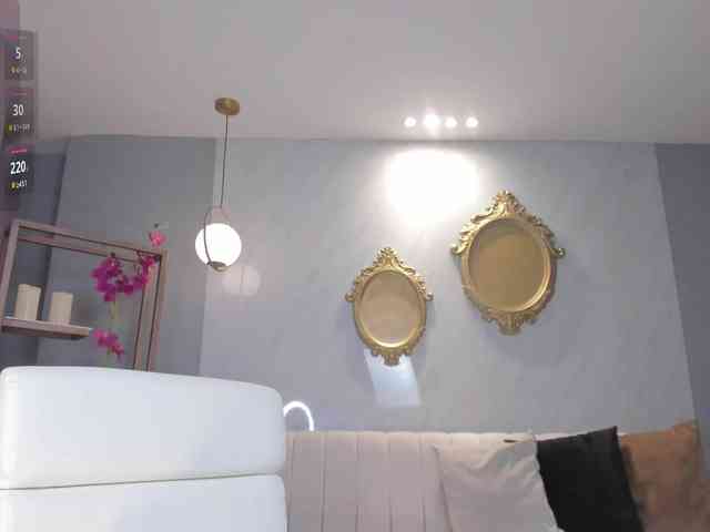 NiaHolland webcam