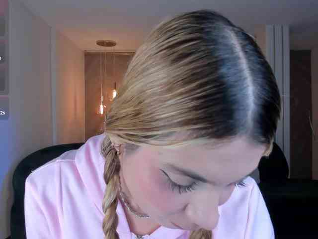 NiaHolland