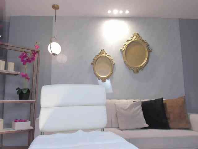NiaHolland webcam