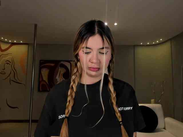 NiaHolland NiaHolland