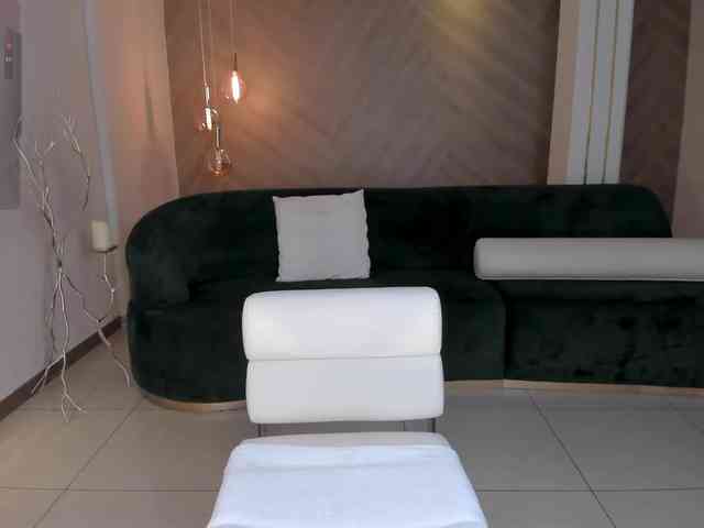 NiaHolland webcam