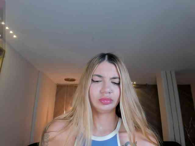 NiaHolland webcam
