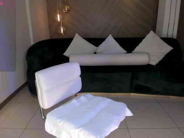 NiaHolland NiaHolland