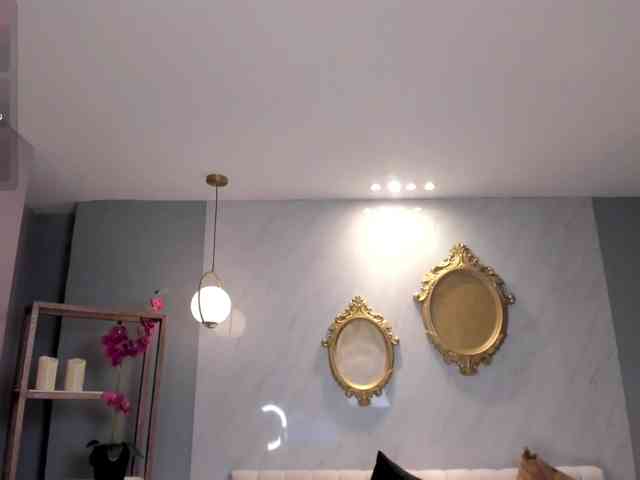 NiaHolland webcam