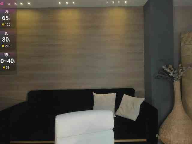 NiaHolland webcam