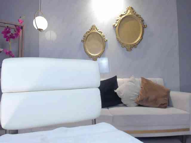 NiaHolland webcam
