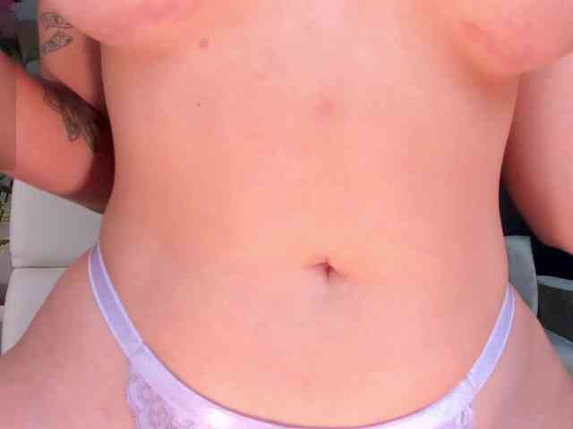 NiaHolland webcam