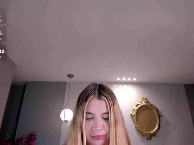 NiaHolland webcam