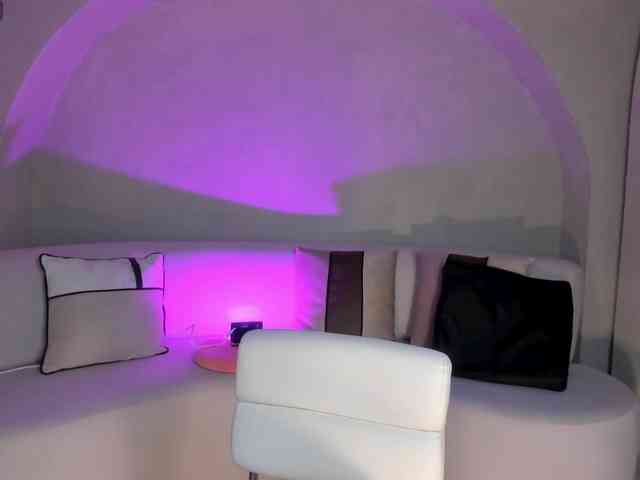NiaHolland webcam