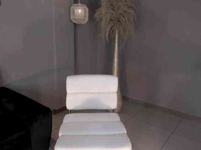 NiaHolland webcam