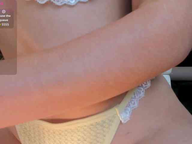 NiaHolland webcam