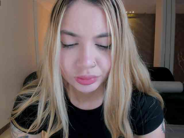 NiaHolland webcam