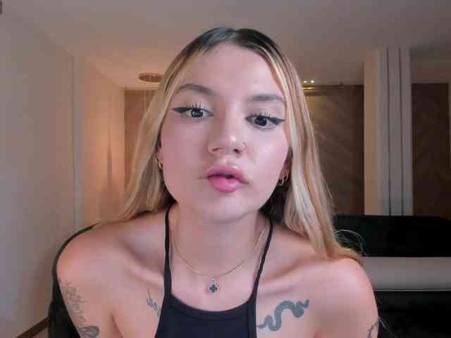 NiaHolland webcam