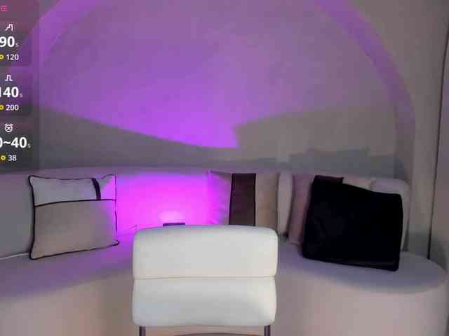 NiaHolland webcam