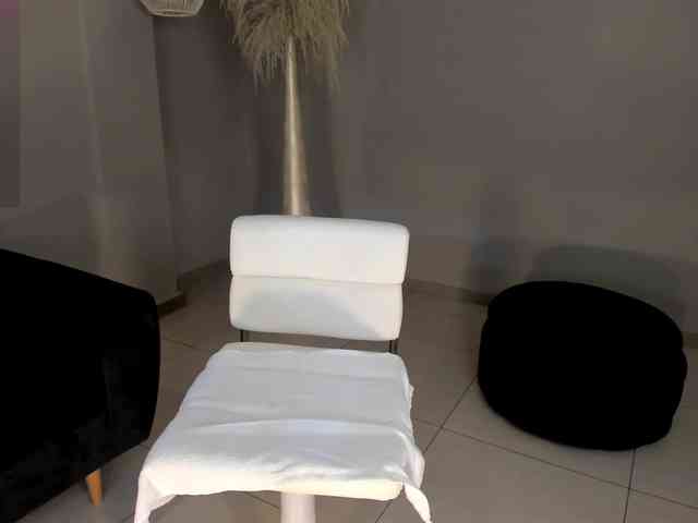 NiaHolland webcam