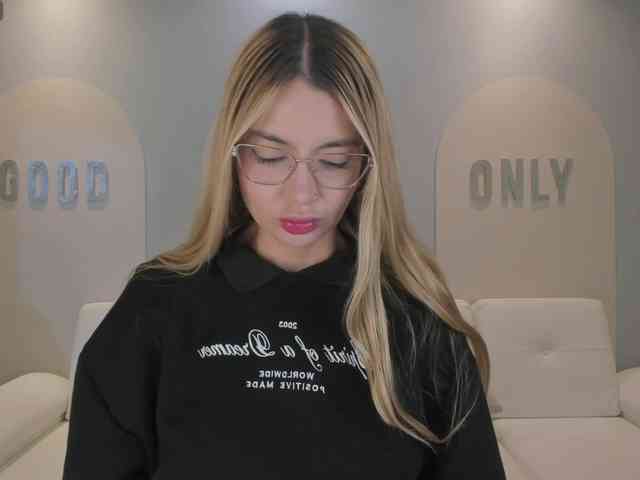 NiaHolland's webcam live show