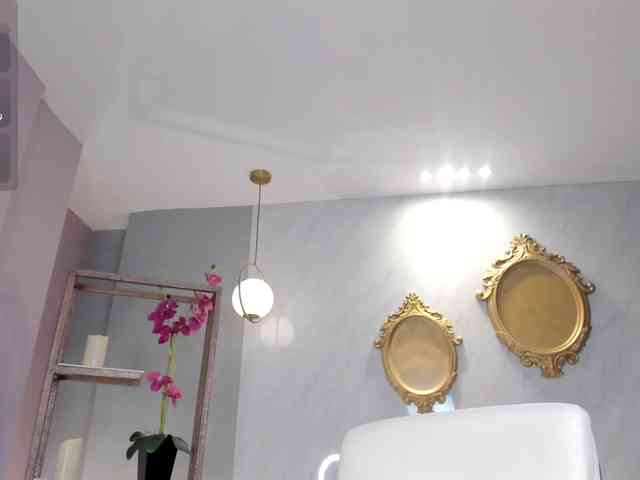 NiaHolland webcam