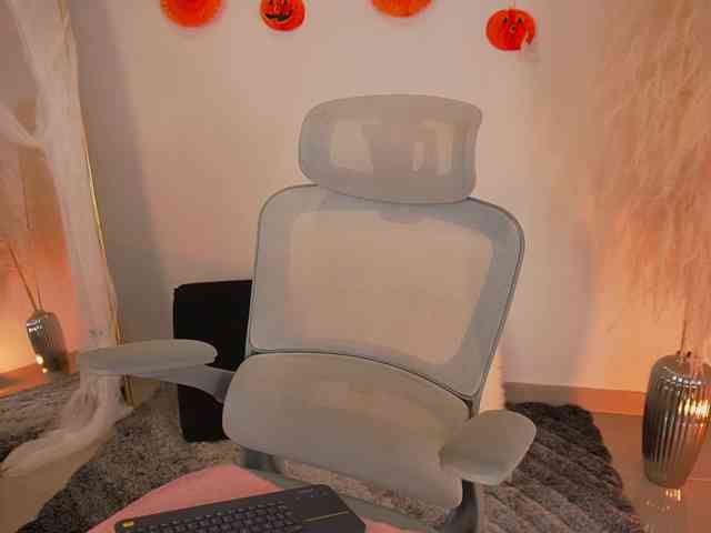 LaraBaker webcam
