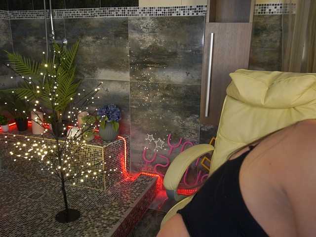 MadissonSoft's BongaCams show and profile