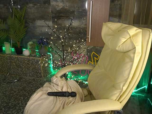 MadissonSoft's BongaCams show and profile