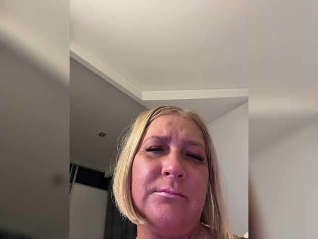 Eva-Bella's BongaCams show and profile