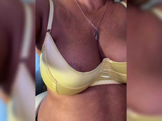 Eva-Bella's BongaCams show and profile