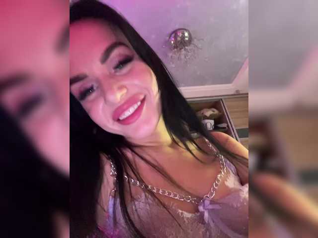 Hotgirlanasta's BongaCams show and profile