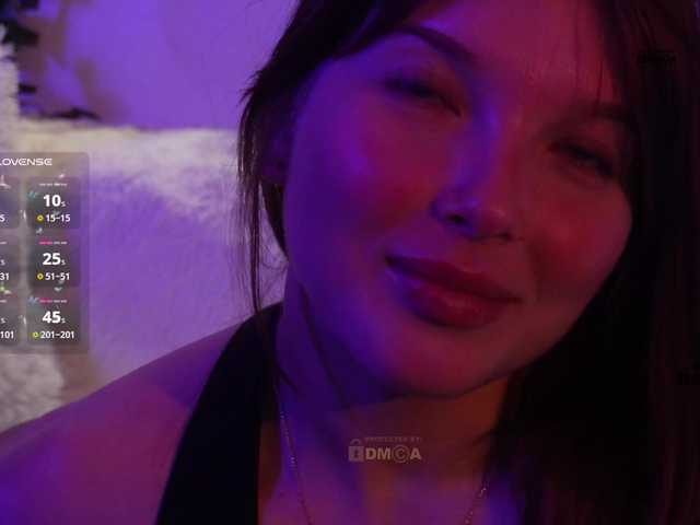 le modèle _Q_ est en webcam porno dans un show sur le site bongacams, il possède les tags suivants: White/Caucasian,Redhead,Shaved