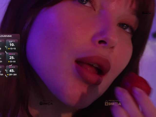 le modèle _Q_ est en webcam porno dans un show sur le site bongacams, il possède les tags suivants: White/Caucasian,Redhead,Shaved