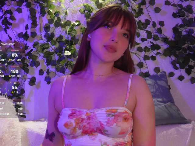 le modèle _Q_ est en webcam porno dans un show sur le site bongacams, il possède les tags suivants: White/Caucasian,Redhead,Shaved